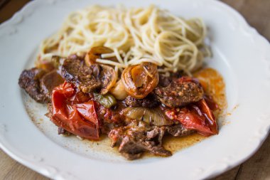 Sphagetti ile sığır eti.