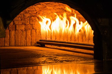 Alevler içinde doğal gaz ile çalışan fırın.