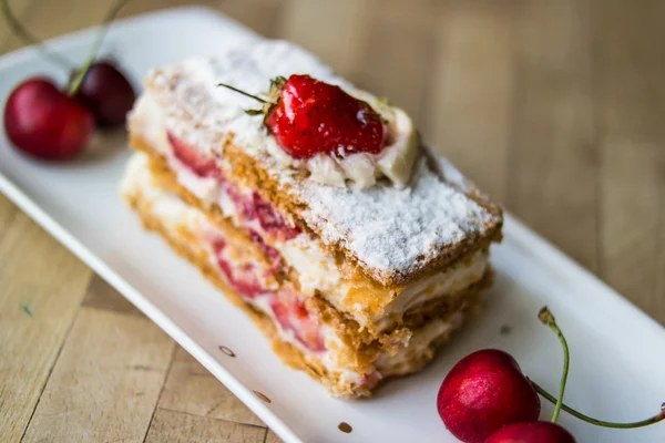 Sopro de morango mille-feuille com cereja — Fotografia de Stock