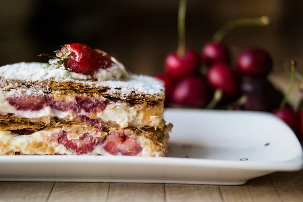 Sopro de morango mille-feuille com cereja — Fotografia de Stock