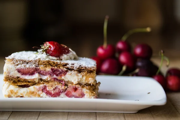 Sopro de morango mille-feuille com cereja — Fotografia de Stock