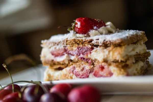 Sopro de morango mille-feuille com cereja — Fotografia de Stock