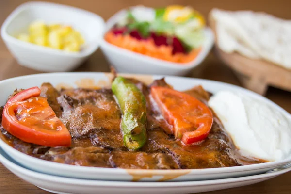 İskender kebap / geleneksel yemek — Stok fotoğraf