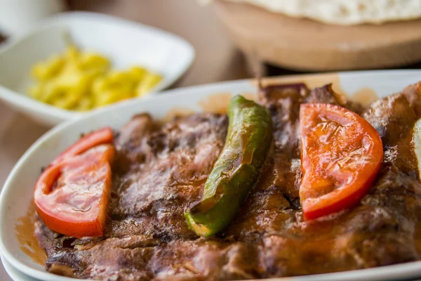 İskender kebap / geleneksel yemek — Stok fotoğraf