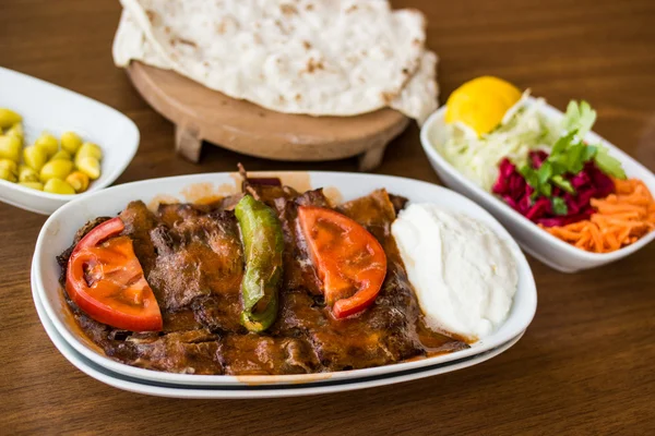 İskender kebap / geleneksel yemek — Stok fotoğraf