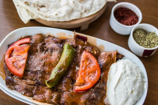 Iskender Kebab / turkiska traditionella mat — Stockfoto