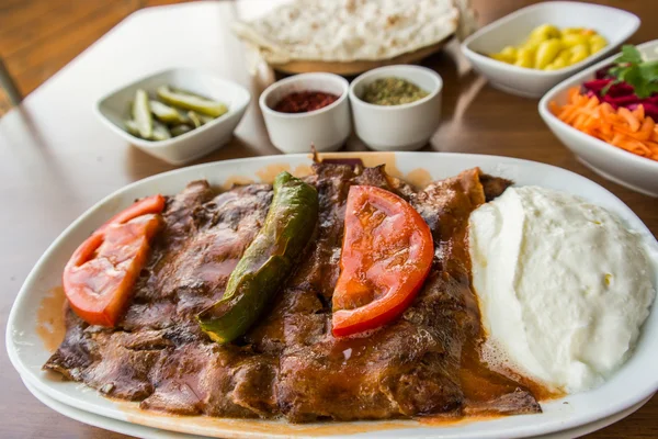 İskender kebap / geleneksel yemek — Stok fotoğraf