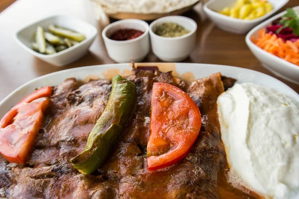 İskender kebap / geleneksel yemek — Stok fotoğraf