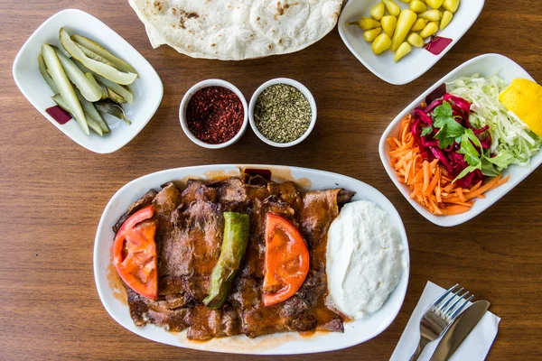 Kebab iskender / comida tradicional turca —  Fotos de Stock