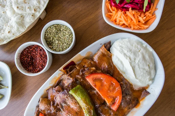 Iskender 烤肉串 / 土耳其传统美食 — 图库照片