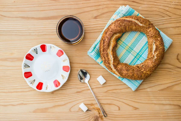 Simit com chá / Bagel turco . — Fotografia de Stock