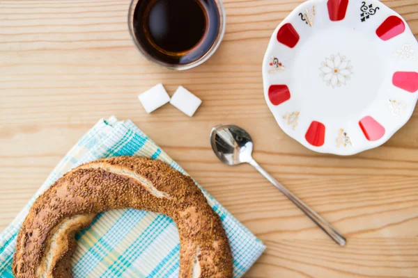 Simit com chá / Bagel turco . — Fotografia de Stock