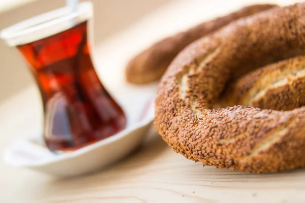 Simit con té / Bagel turco . — Foto de Stock