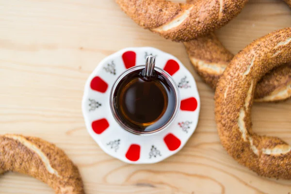 Simit com chá / Bagel turco . — Fotografia de Stock