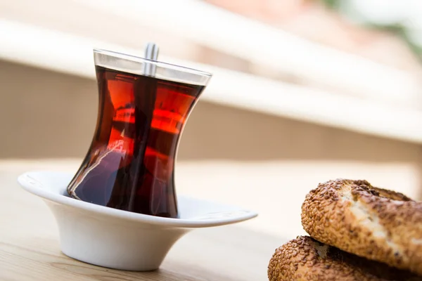 Simit avec thé / Bagel turc . — Photo