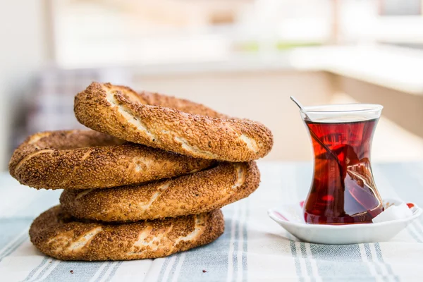 Simit con té / Bagel turco . —  Fotos de Stock