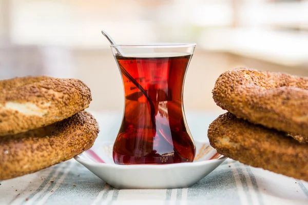 Simit avec thé / Bagel turc . — Photo
