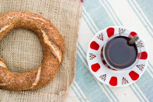 Simit com chá / Bagel turco . — Fotografia de Stock