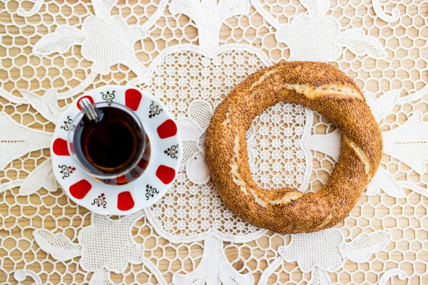 Simit com chá / Bagel turco . — Fotografia de Stock