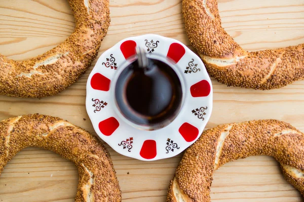 Simit com chá / Bagel turco . — Fotografia de Stock