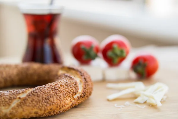 Κουλούρι με τσάι / τουρκική Bagel. — Φωτογραφία Αρχείου