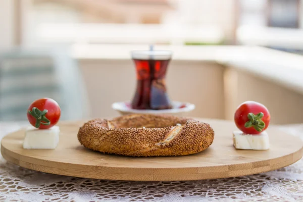 Simit con té / Bagel turco . —  Fotos de Stock