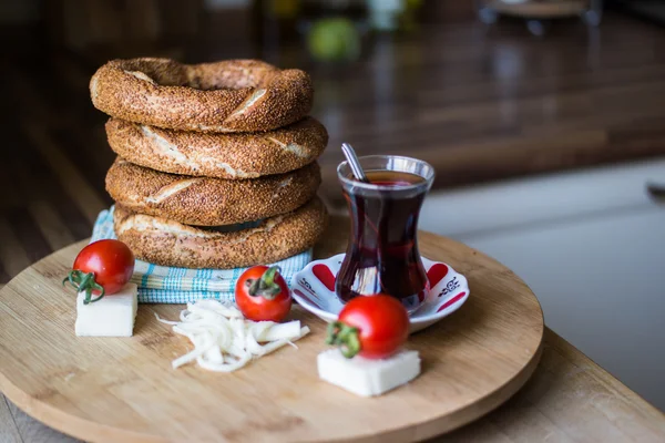 Simit cu ceai / Bagel turcesc . — Fotografie, imagine de stoc