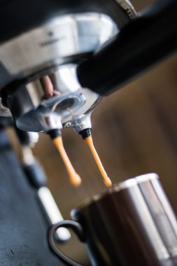 kahve yapma ve kahverengi bir kaba dökme espresso makinesi