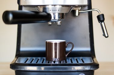kahve yapma ve kahverengi bir kaba dökme espresso makinesi