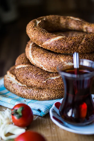 Simit con té / Bagel turco . — Foto de Stock