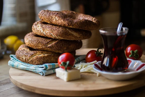 Simit con té / Bagel turco . —  Fotos de Stock