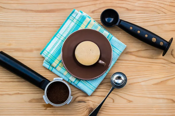 Taza de café expreso con mango, cuchara de metal y manipulación —  Fotos de Stock