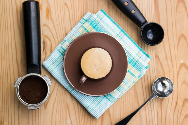Κούπα espresso με λαβή μεταλλική κουτάλα και tamper — Φωτογραφία Αρχείου