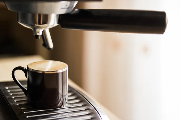 Cafetera espresso haciendo café y vertiendo en una taza marrón —  Fotos de Stock