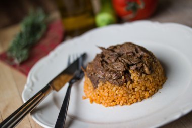 Bulgur pilavlı kuzu eti / organik gıda