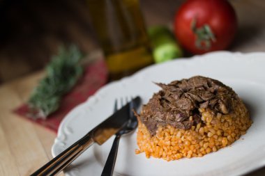 Bulgur pilavlı kuzu eti / organik gıda