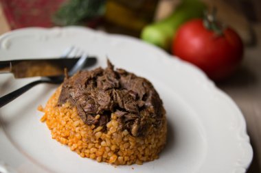Bulgur pilavlı kuzu eti / organik gıda