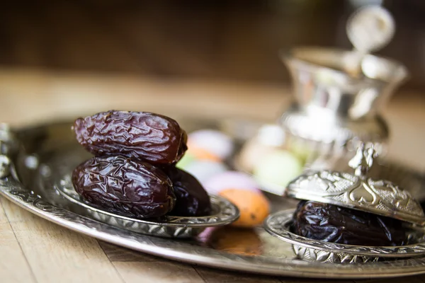 Sušené ovoce datum s čajem / Medjool / ramadánových jídel. — Stock fotografie