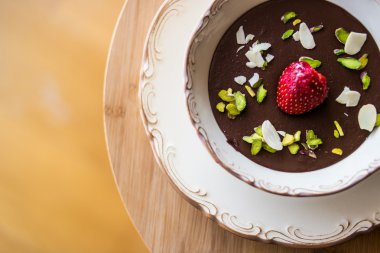 Çilek ile / ev yapımı çikolatalı puding