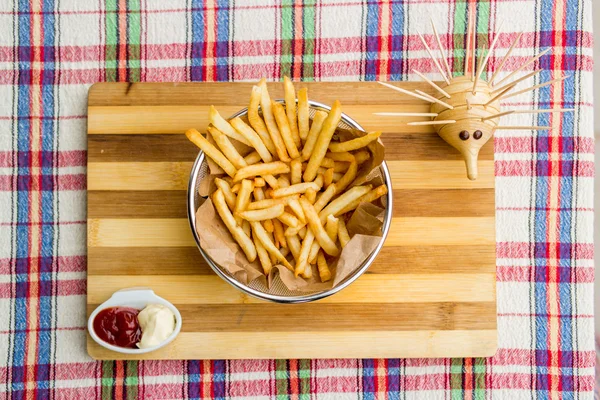 Stekt potatis med ketchup och majonnäs — Stockfoto