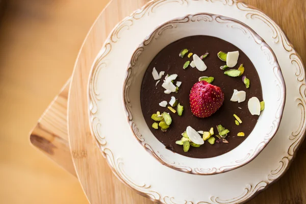 Pudim de chocolate com morango / caseiro — Fotografia de Stock