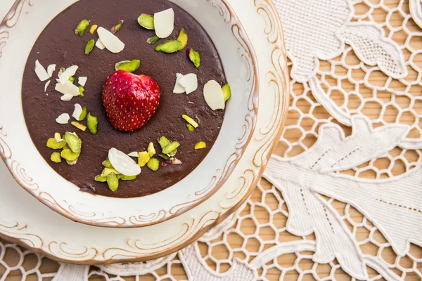 Schokoladenpudding mit Erdbeere / hausgemacht — Stockfoto