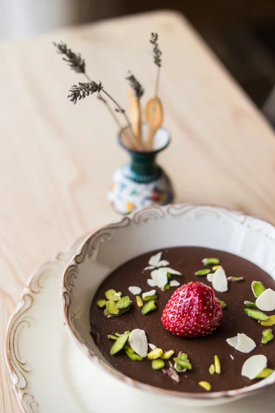 Шоколадный пудинг с клубникой / домашнее Лицензионные Стоковые Фото