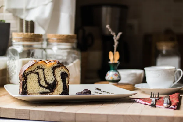 Gâteau en marbre avec café — Photo