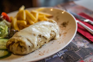 Krep peynir, salata ve patates kızartması ile.