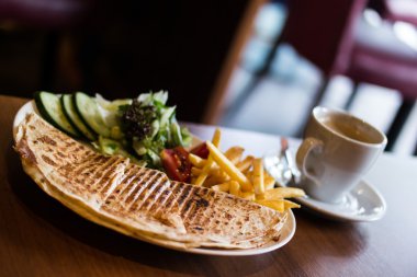 Peynirli Quesadilla.