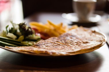 Peynirli Quesadilla.
