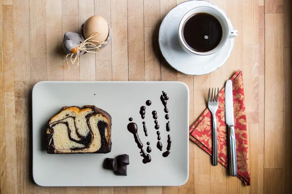 Gâteau en marbre avec café — Photo