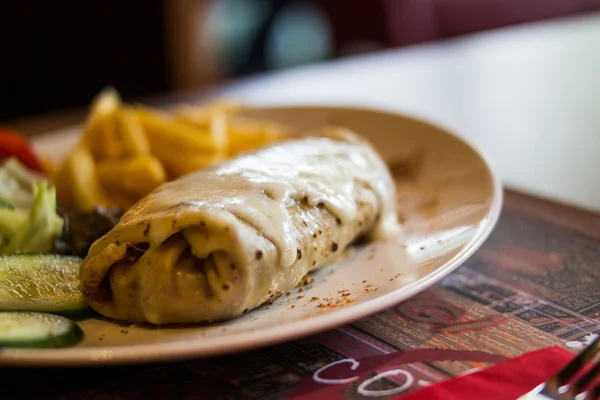 Crepe con queso, lechuga y papas fritas . —  Fotos de Stock