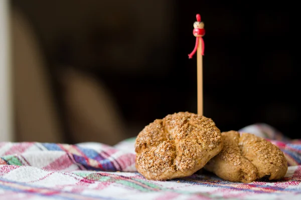 Söta kakor på en rustik (Pläd) bordsduk. — Stockfoto